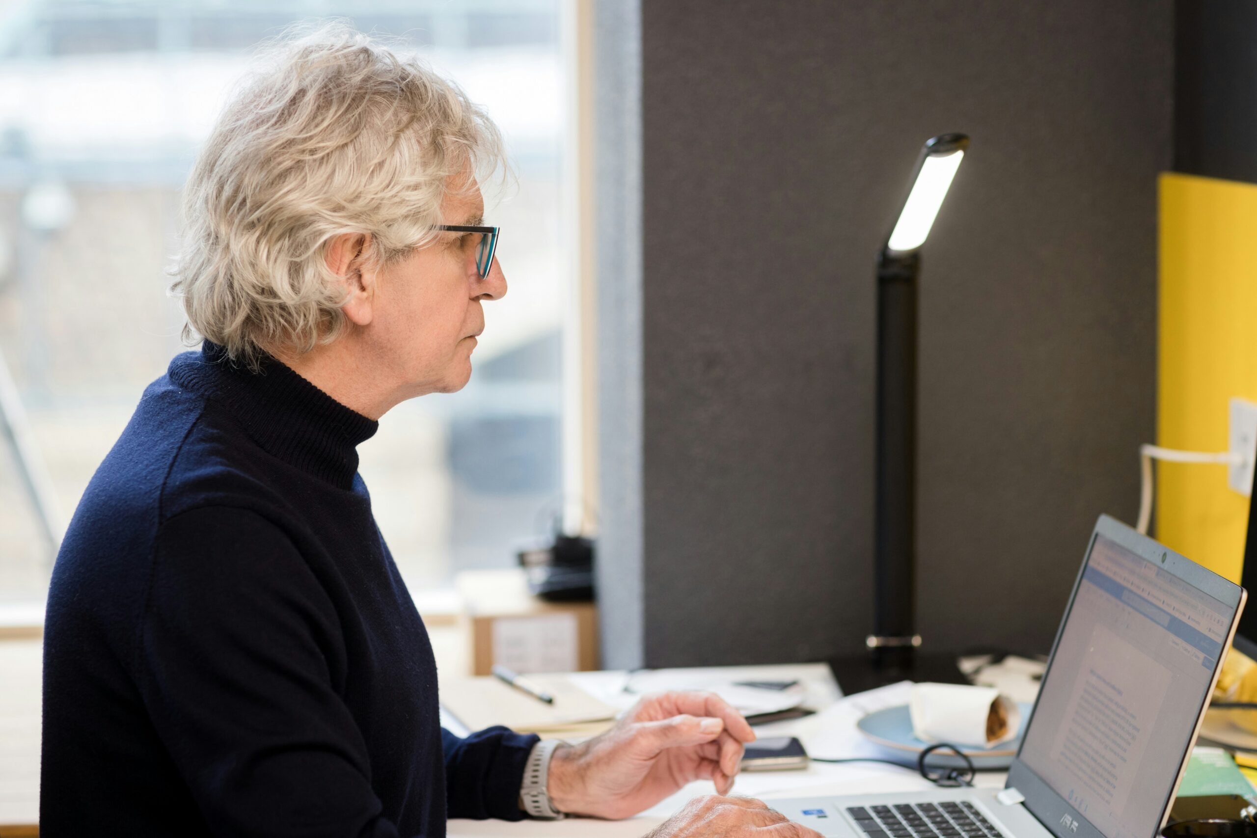 An image representing an age-diverse and inclusive team collaborating effectively.